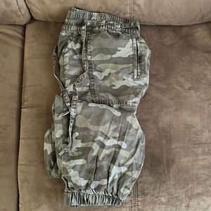 American Eagle Camo and Black Jogger size L good condition.